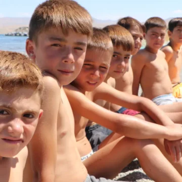 Van Gölü kıyısında göle giren çocuklar
