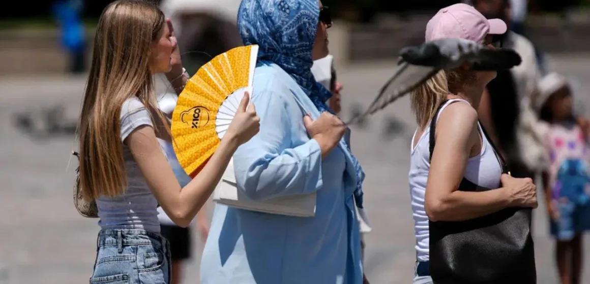 Meteoroloji Genel Müdürlüğü'nün 11 Eylül 2026 için yayımladığı günlük hava durumu raporu kapsamında bir şehir üzerinde açık hava 11 Eylül 2026 Türkiye hava durumu raporu için güneşli gökyüzü görseli