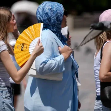 Meteoroloji Genel Müdürlüğü'nün 11 Eylül 2026 için yayımladığı günlük hava durumu raporu kapsamında bir şehir üzerinde açık hava 11 Eylül 2026 Türkiye hava durumu raporu için güneşli gökyüzü görseli