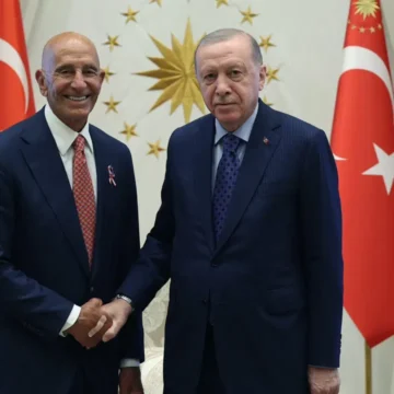 ABD Büyükelçisi Tom Barrack, Cumhurbaşkanı Erdoğan ile Çarşamba günü Beştepe'de bir araya geldi ABD'nin Ankara Büyükelçisi Tom Barrack ve Cumhurbaşkanı Recep Tayyip Erdoğan'ın Beştepe'deki görüşmesinden bir kare