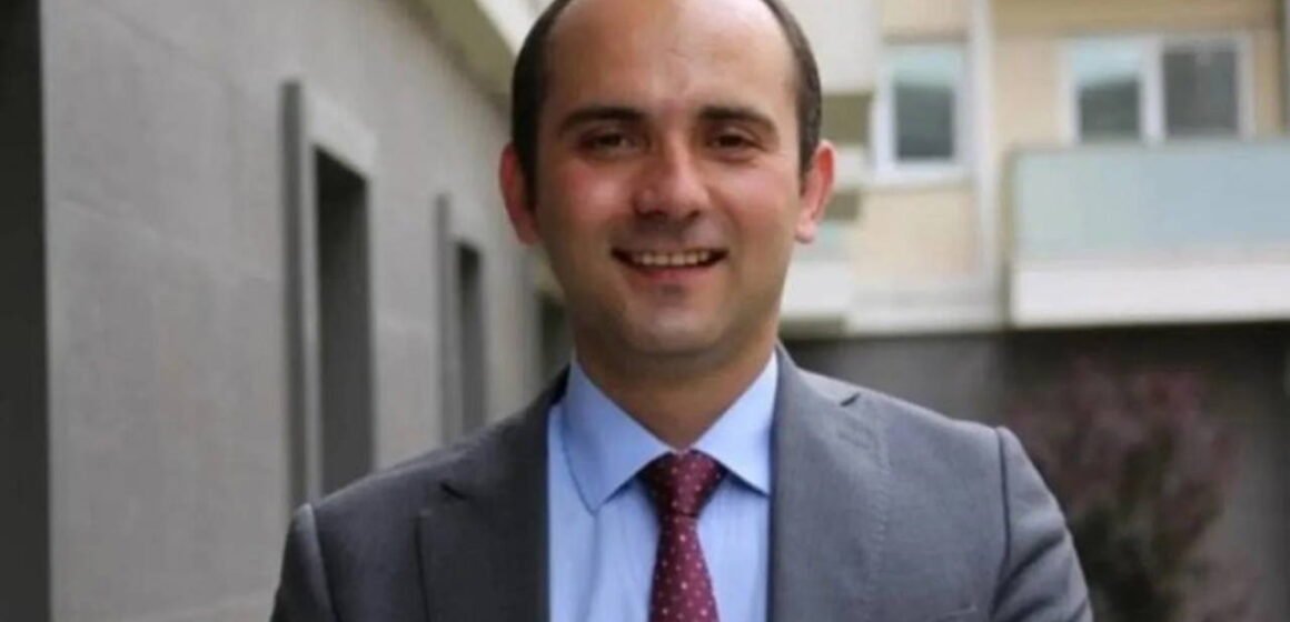 AYM Başkanı Kadir Özkaya, Kahraman kararına ilişkin açıklamasında anayasal denetim çerçevesini hatırlattı. AYM Başkanı Kadir Özkaya basın toplantısında açıklama yapıyor