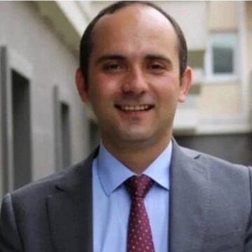 AYM Başkanı Kadir Özkaya, Kahraman kararına ilişkin açıklamasında anayasal denetim çerçevesini hatırlattı. AYM Başkanı Kadir Özkaya basın toplantısında açıklama yapıyor