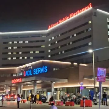 Adana Yüreğir'deki olayın ardından eve ulaşan sağlık ve jandarma ekipleri Adana'da bir eve sağlık ekibi ve jandarma sevk edildiği gösteren genel görüntü