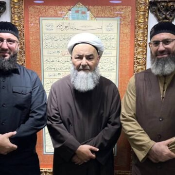 Çeçenistan Cumhurbaşkanı danışmanı Adem Şehidof, Ahmet Mahmut Ünlü'yü ziyaret etti Ahmet Mahmut Ünlü'nün Çeçenistan heyetiyle görüşmesinden bir kare