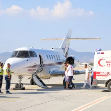 Ambulans uçak Ercan Havalimanı'nda hamile hasta için hazır bekliyor