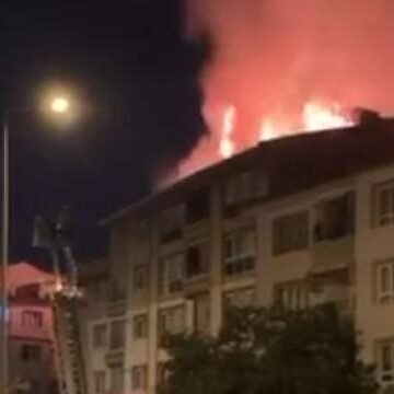 Çatıda çıkan yangına müdahale eden itfaiye ekipleri, bölgede güvenlik önlemi aldı. Ankara'da bir apartmanın çatısında çıkan yangına müdahale eden itfaiye ekipleri