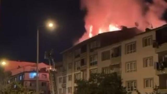 Çatıda çıkan yangına müdahale eden itfaiye ekipleri, bölgede güvenlik önlemi aldı. Ankara'da bir apartmanın çatısında çıkan yangına müdahale eden itfaiye ekipleri