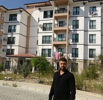 Antakya'da 6 Şubat depreminde ağır hasar gören bir deprem konutu