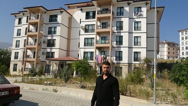 Hatay Antakya'da deprem sonrası yıkılan konutlar, hak sahipliği süreçleri ve tapu devri tartışmalarıyla gündemde. Antakya'da 6 Şubat depreminde ağır hasar gören bir deprem konutu