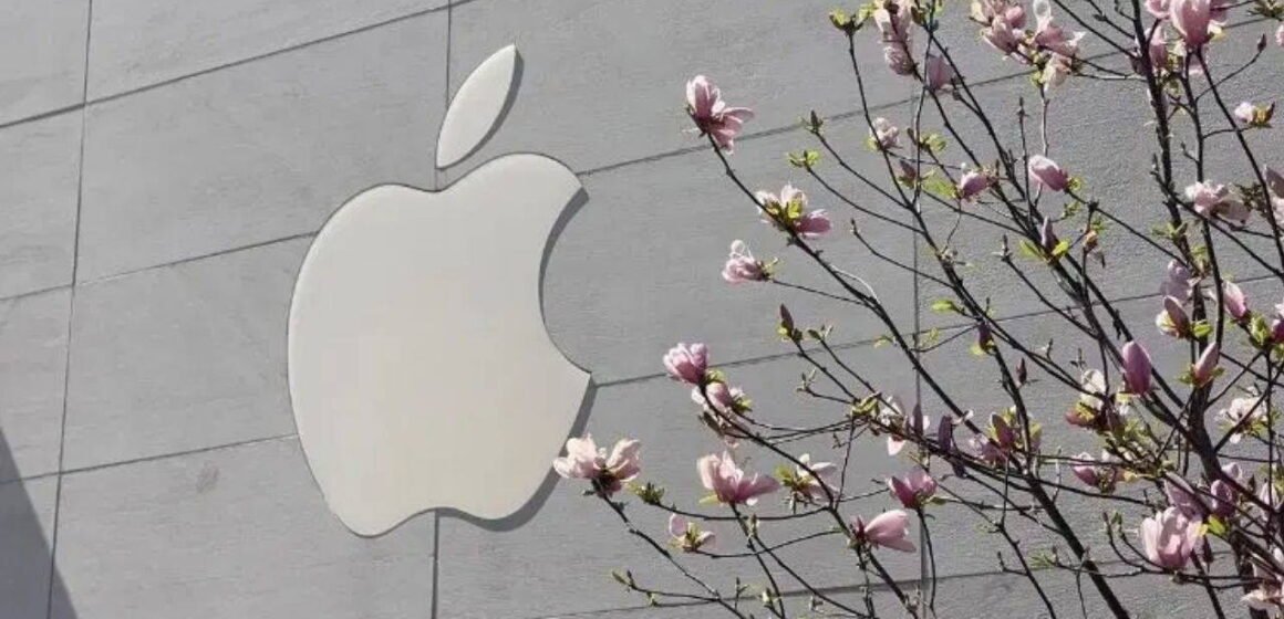 Apple logosu önünde dizüstü bilgisayar konsepti