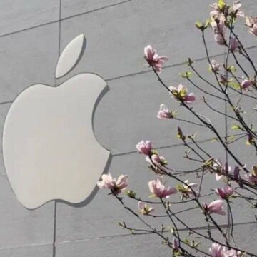 Apple'ın ekim tanıtımında öne çıkması beklenen yeni MacBook modeli. Apple logosu önünde dizüstü bilgisayar konsepti