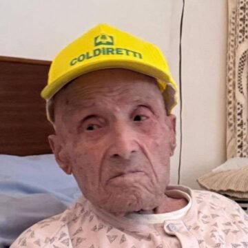 112 yaşında hayatını kaybeden Vitantonio Lovallo, Avigliano'da "Zitòn" lakabıyla tanınıyordu. Avrupa'nın en yaşlı erkeği unvanını taşıyan İtalyan Vitantonio Lovallo'nun portresi