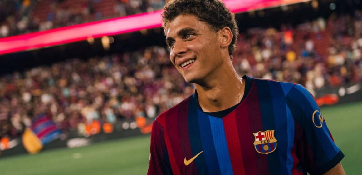 Barcelona formasıyla Hamza Abdelkarim'in sözleşme imza töreni anlık görüntüsü