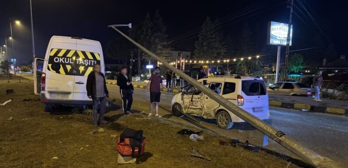 Bartın'da düğün dönüşü kaza sonrası olay yerinde inceleme yapan ekipler.