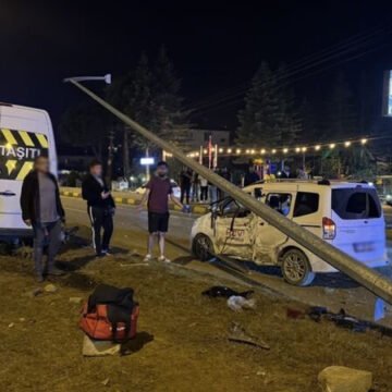 Bartın Kozcağız yolunda yaşanan düğün dönüşü kazası sonrası ekipler çalışma başlattı. Bartın'da düğün dönüşü kaza sonrası olay yerinde inceleme yapan ekipler.