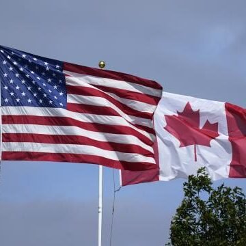 Trump, ABD federal kamu ihalelerinde Kanada menşeli ürünlerin çıkarılması yönünde talimat verdi. Beyaz Saray'da açıklama yapan ABD Başkanı Donald Trump