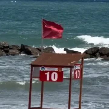 İBB AKOM'un poyraz uyarısının ardından İstanbul kıyılarında dalga boyu yükseldi. Beykoz kıyısında kuvvetli poyraz nedeniyle yükselen dalgaların göründüğü Karadeniz sahili.