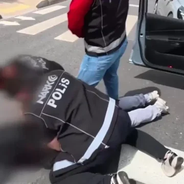 Çatalca'daki operasyonda 11 kilo 500 gram kokain ele geçirildi, 2 şüpheli gözaltına alındı. Çatalca'da düzenlenen uyuşturucu operasyonunda narkotik ekiplerinin çalışması