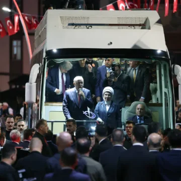 Cumhurbaşkanı Recep Tayyip Erdoğan, memleketi Rize'nin Güneysu ilçesinde hemşehrilerine seslendi. Cumhurbaşkanı Erdoğan Rize Güneysu'da vatandaşlara hitap ediyor