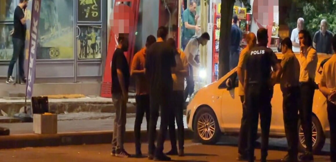 Olay yerinde güvenlik şeridiyle çevrilen bölgede ekiplerin çalışması. Diyarbakır Kayapınar'da video oyun salonu önünde polis incelemesi