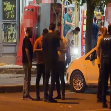 Diyarbakır Kayapınar'da video oyun salonu önünde polis incelemesi