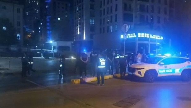 Esenyurt Akevler Mahallesi'nde yaşanan silahlı saldırının ardından olay yeri inceleme ekipleri çalışma yaptı. Esenyurt'ta silahlı saldırı sonrası olay yerinde güvenlik şeridi