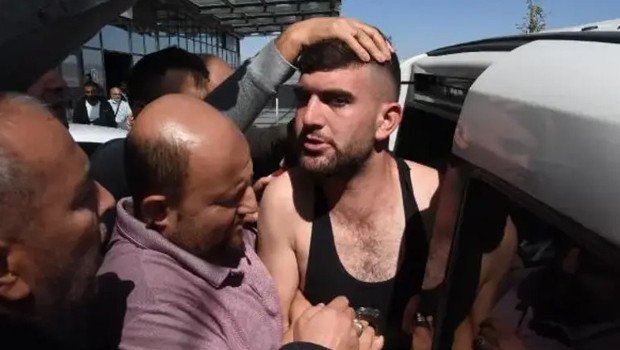 Eskişehir 1. Ağır Ceza Mahkemesi'nde görülen Tepebaşı silahlı kavga davasının duruşma salonu. Eskişehir adliyesinde duruşma sonrası açıklama yapan acılı baba Selim Gezgin
