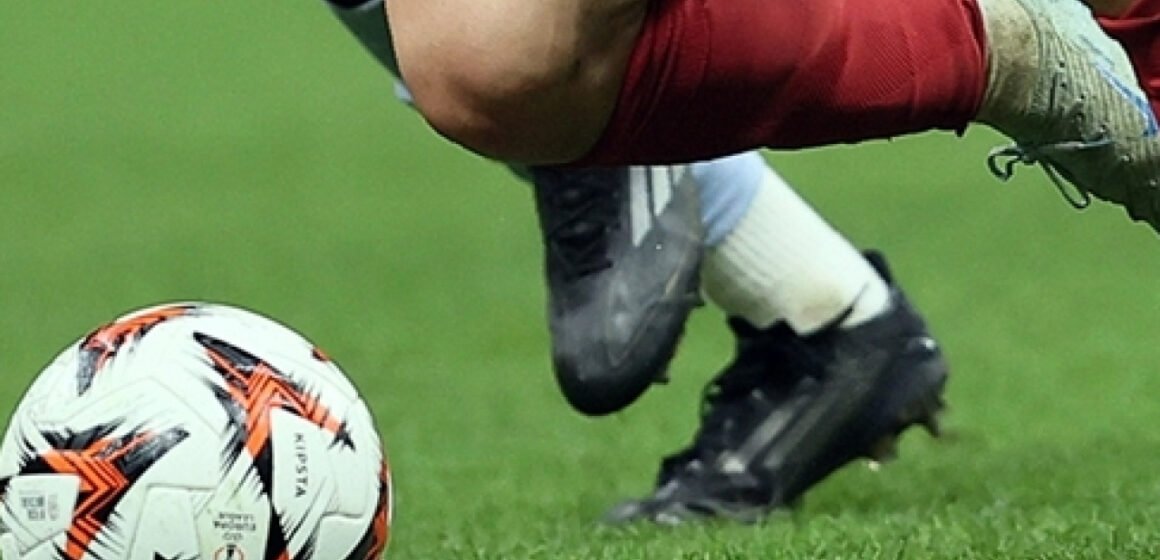 2026-2027 Süper Lig yaz transfer döneminin son gününde transfer ve tescil takvimi Futbol kulüplerinin transfer dönemini temsil eden stadyum ve futbol topu görseli