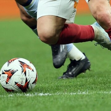 2026-2027 Süper Lig yaz transfer döneminin son gününde transfer ve tescil takvimi Futbol kulüplerinin transfer dönemini temsil eden stadyum ve futbol topu görseli