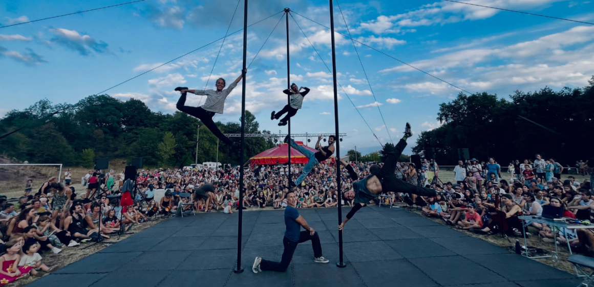Cirque Entre Nous, 16 Eylül'de Gündoğdu Meydanı'nda akrobasi, dans ve tiyatroyu bir araya getirecek. Gündoğdu Meydanı'nda Cirque Entre Nous topluluğunun çağdaş sirk gösterisi