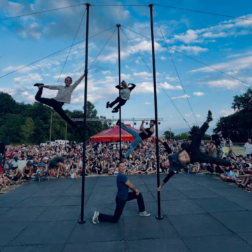 Cirque Entre Nous, 16 Eylül'de Gündoğdu Meydanı'nda akrobasi, dans ve tiyatroyu bir araya getirecek. Gündoğdu Meydanı'nda Cirque Entre Nous topluluğunun çağdaş sirk gösterisi