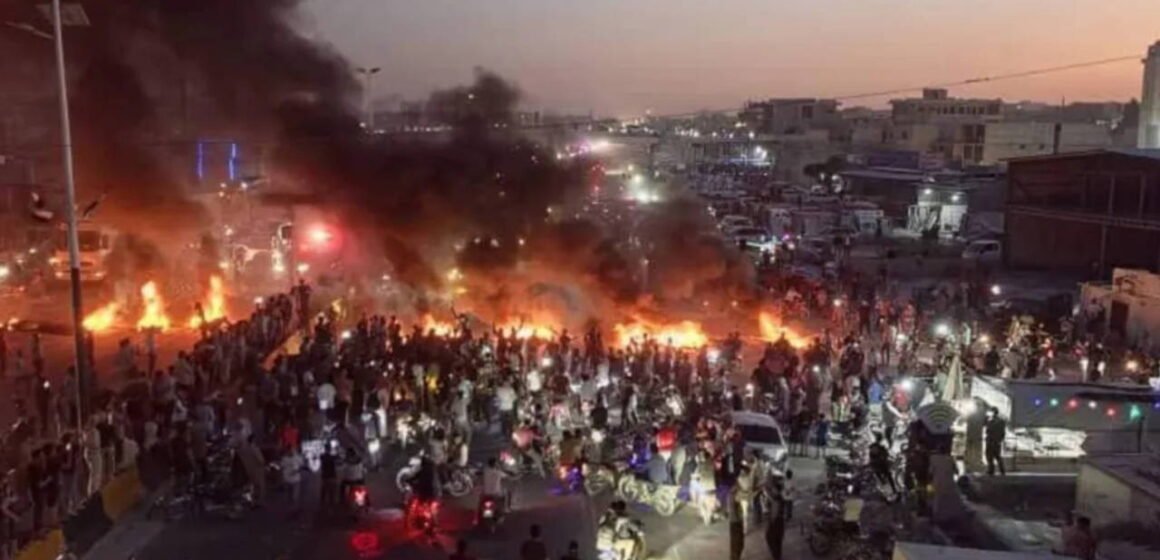 Halep'te akaryakıt zammını protesto eden halk Halep-Şam otoyolunu trafiğe kapattı. Halep-Şam otoyolunda akaryakıt zammı protestocuları yolu trafiğe kapatıyor