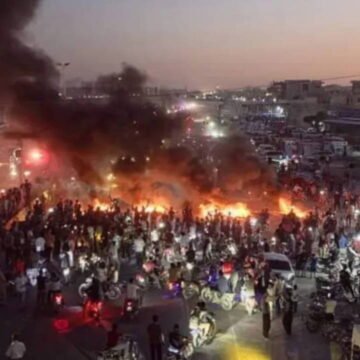 Halep'te akaryakıt zammını protesto eden halk Halep-Şam otoyolunu trafiğe kapattı. Halep-Şam otoyolunda akaryakıt zammı protestocuları yolu trafiğe kapatıyor