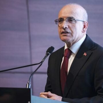 Hazine ve Maliye Bakanı Mehmet Şimşek, Cumhurbaşkanlığı Külliyesi'nde yabancı basın toplantısında konuşurken