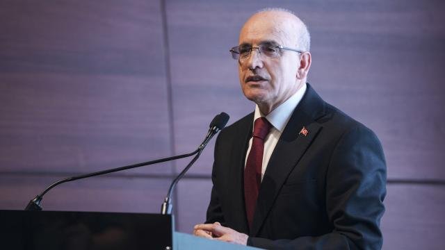 Bakan Şimşek, 2027-2029 OVP Uluslararası Medya Buluşması kapsamında gazetecilere seslendi. Hazine ve Maliye Bakanı Mehmet Şimşek, Cumhurbaşkanlığı Külliyesi'nde yabancı basın toplantısında konuşurken