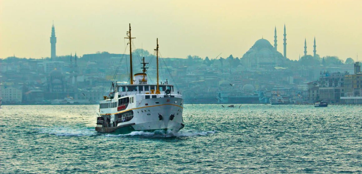 Şehir Hatları vapurları kış tarifesiyle birlikte günde ortalama 826 sefer düzenleyecek. İstanbul Boğazı'nda sefer yapan bir Şehir Hatları vapuru