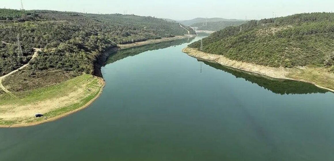 İSKİ'nin 10 Eylül 2026 verilerine göre İstanbul genelinde baraj doluluk oranı yüzde 40,06'ya geriledi. İstanbul'da bir barajın su yüzeyinden genel görünüm