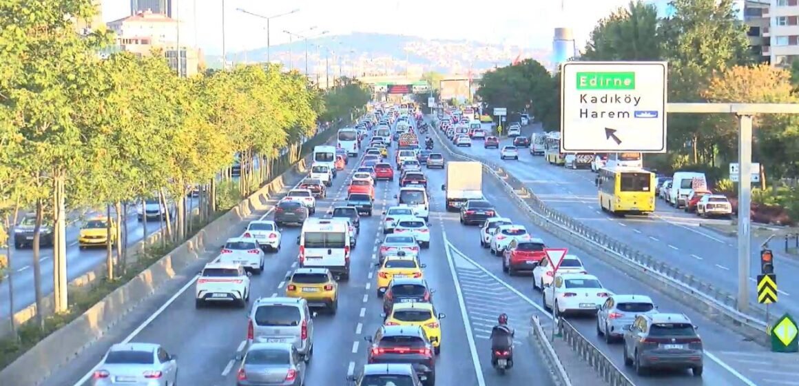 İstanbul'da okulların açıldığı ilk gün sabah ana arterlerde oluşan trafik yoğunluğu