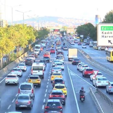 İstanbul'da 2026-2027 eğitim öğretim yılının ilk günü sabah trafiği yoğunluğu İstanbul'da okulların açıldığı ilk gün sabah ana arterlerde oluşan trafik yoğunluğu