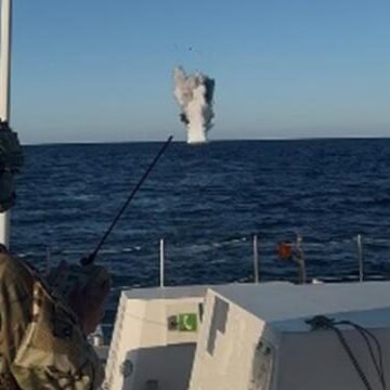MSB, Karadeniz'de tespit edilen şüpheli cisimlerin imha edildiğini açıkladı. Karadeniz açıklarında şüpheli cisimlerin imha edildiği operasyona ait deniz unsuru
