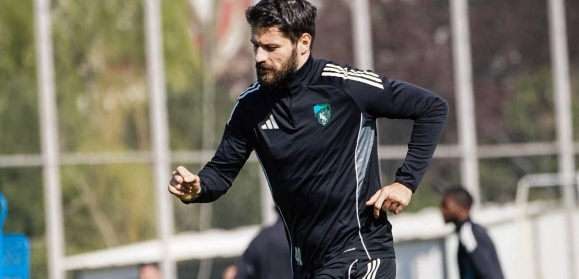 Kocaelispor, dört oyuncusunun sağlık durumunu yazılı açıklamayla duyurdu. Kocaelispor formasıyla antrenman yapan futbolcular