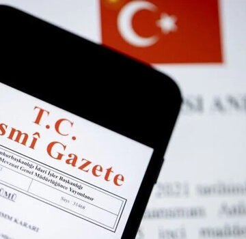 Masa üzerinde açık duran Resmi Gazete nüshası
