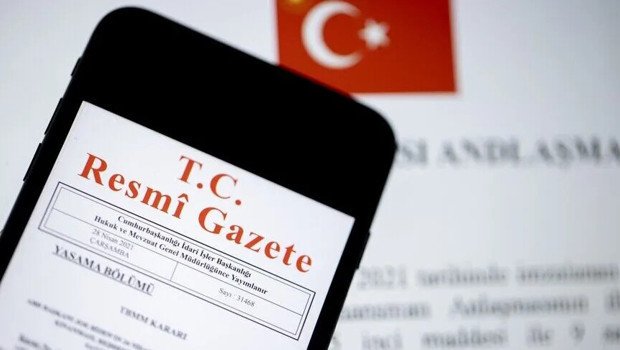 Atama ve görevden alma kararlarının yayımlandığı Resmi Gazete nüshası. Masa üzerinde açık duran Resmi Gazete nüshası
