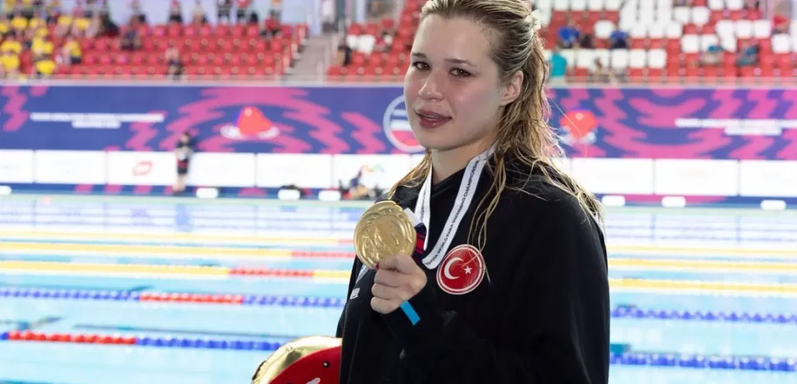 Milli para yüzücü Defne Kurt, Kocaeli'deki Avrupa şampiyonasında altın madalyasıyla