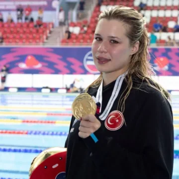 Defne Kurt, 2026 Avrupa Para Yüzme Şampiyonası kadınlar 50 metre serbest S10 finalinde altın madalyanın sahibi oldu Milli para yüzücü Defne Kurt, Kocaeli'deki Avrupa şampiyonasında altın madalyasıyla
