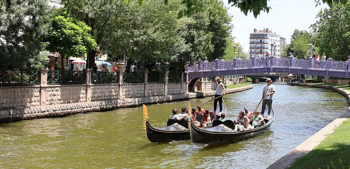 Eskişehir'in Odunpazarı bölgesinde cumbalı Osmanlı evleri Odunpazarı'nın cumbalı ve renkli tarihî evleri