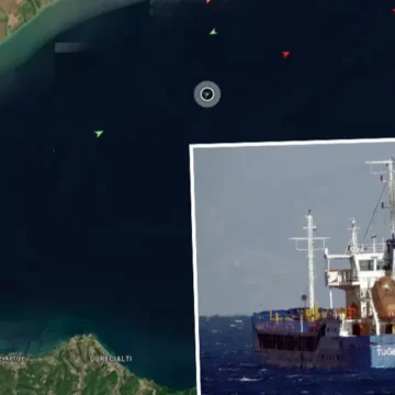 Silivri açıklarında iki ticari geminin çarpışma sonrası denizden görünümü