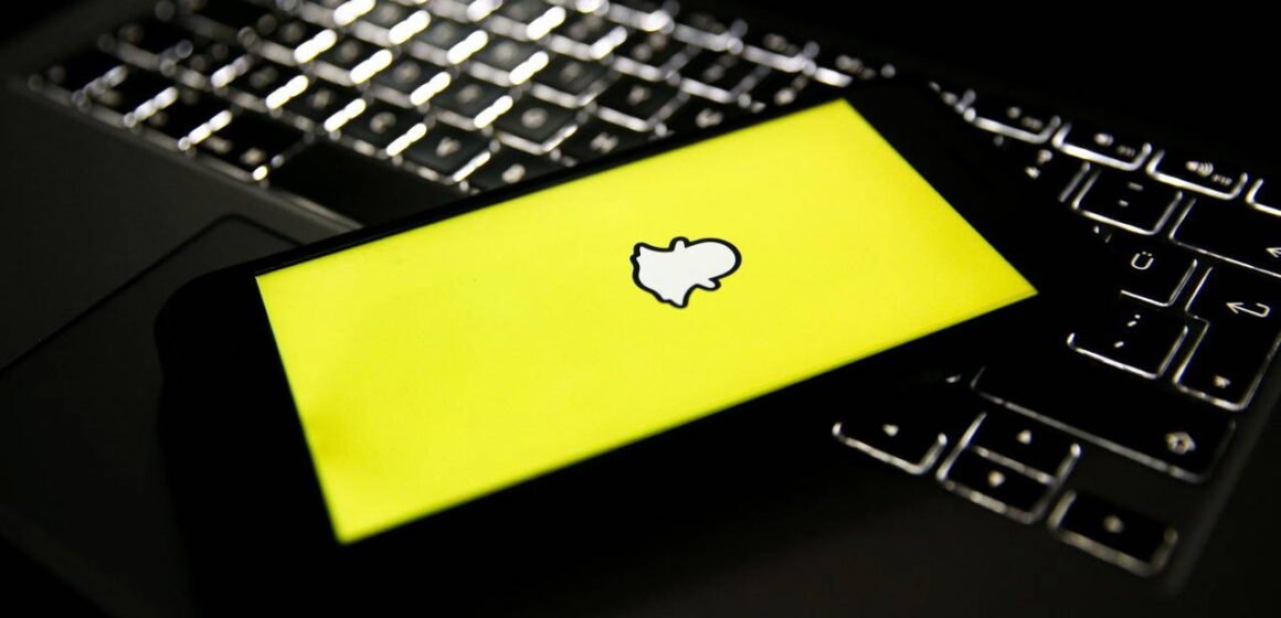 Snap, genç kullanıcılar için varsayılan ekran süresi sınırını değerlendirdiğini duyurdu. Snap uygulamasında günlük ekran süresi sınırı bildirimi gösteren akıllı telefon ekranı