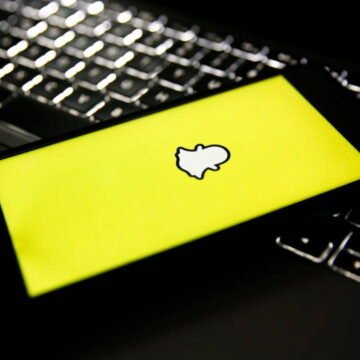 Snap, genç kullanıcılar için varsayılan ekran süresi sınırını değerlendirdiğini duyurdu. Snap uygulamasında günlük ekran süresi sınırı bildirimi gösteren akıllı telefon ekranı