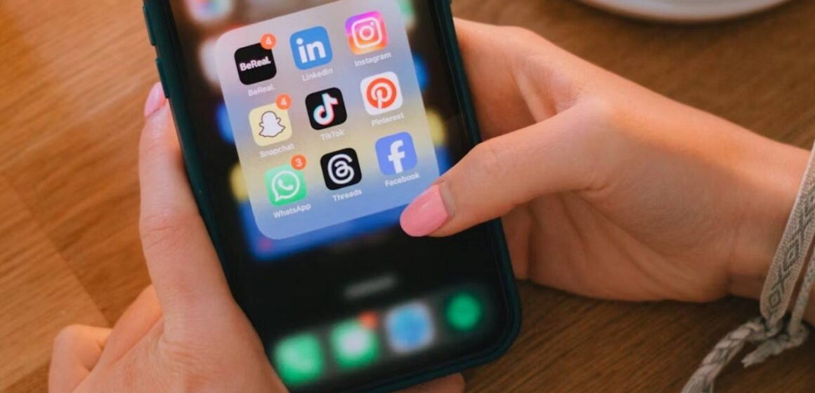 Avustralya'nın tasarısı, platformların kullanıcıya akış tercihi bildirimi göndermesini zorunlu kılacak. Sosyal medya akışını gösteren telefon ekranı üzerinde algoritma tercihi bildirimi